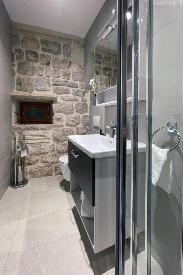 Throne Ii. Appartement *
